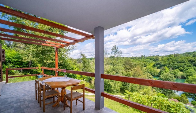 Beautiful home in Duga Resa with WiFi