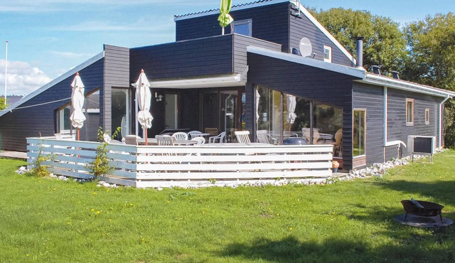 Beautiful home in Ebeltoft with sauna