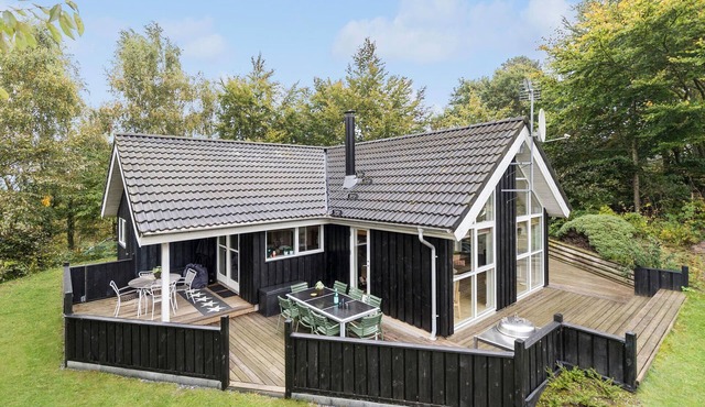 Beautiful home in Ebeltoft with WiFi