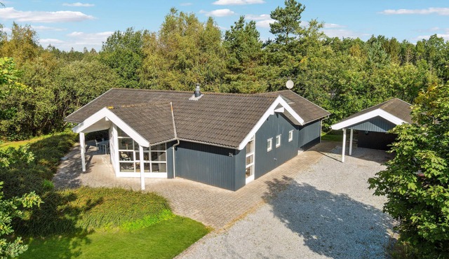 Beautiful home in Ebeltoft with sauna