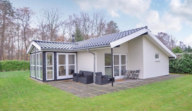 Beautiful home in Egå with kitchen