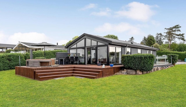 Beautiful home in Faaborg with jacuzzi