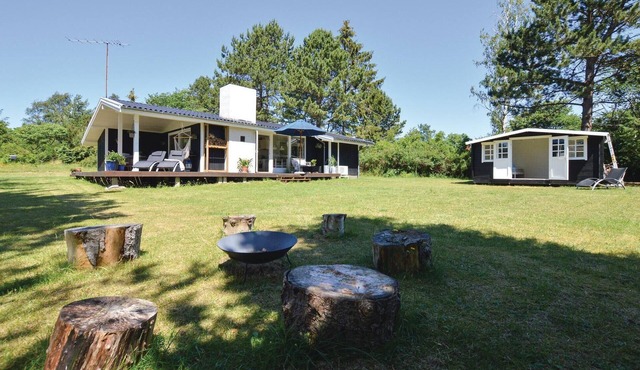 Beautiful home in Fårevejle with WiFi