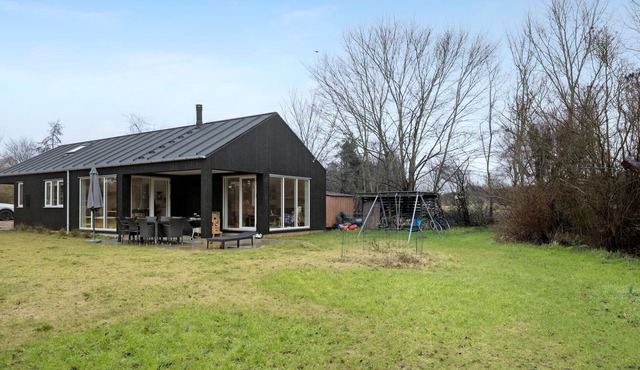 Beautiful home in Fårevejle with WiFi