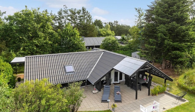 Beautiful home in Fårvang with WiFi