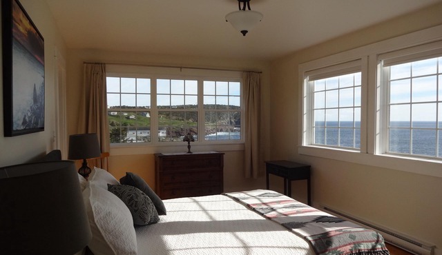 Beautiful home in Flatrock, spectacular ocean view, spacious grounds, magical