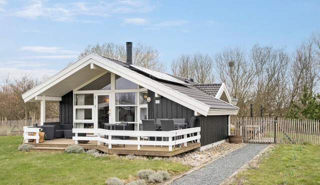 Beautiful home in Føllenslev with WiFi