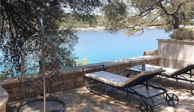 Beautiful home in Gdinj w/ WiFi and 5 Bedrooms