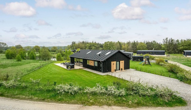 Beautiful home in Glesborg with WiFi