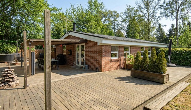 Beautiful home in Glesborg with WiFi