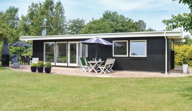 Beautiful home in Græsted with WiFi