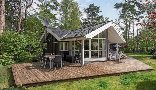 Beautiful home in Græsted with WiFi