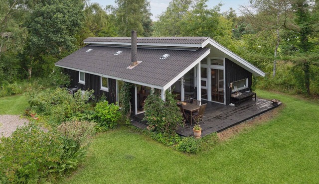 Beautiful home in Grenaa with WiFi