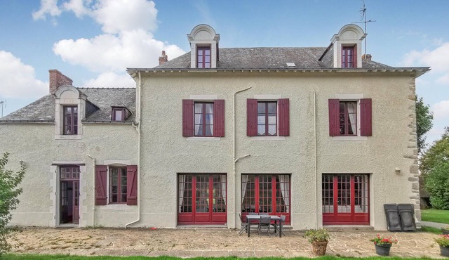 Beautiful home in Guerande with WiFi