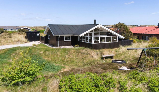 Beautiful home in Hvide Sande with WiFi