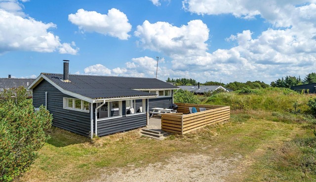 Beautiful home in Hvide Sande with WiFi