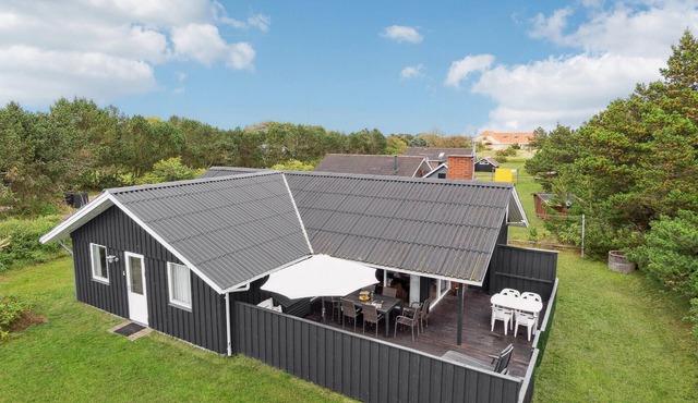 Beautiful home in Hvide Sande with WiFi