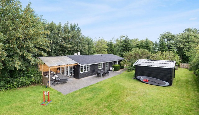 Beautiful home in Hemmet with WiFi