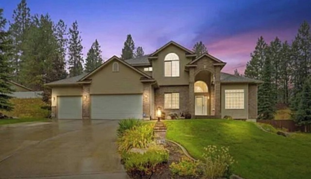 Beautiful Home in Higher End Neighborhood Quiet Location