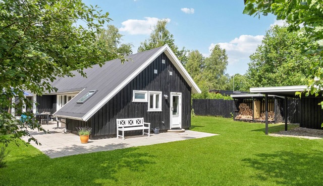 Beautiful home in Højby with WiFi