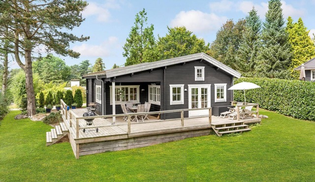 Beautiful home in Hornbæk with WiFi