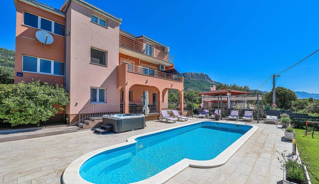 Beautiful home in Kastel Luksic