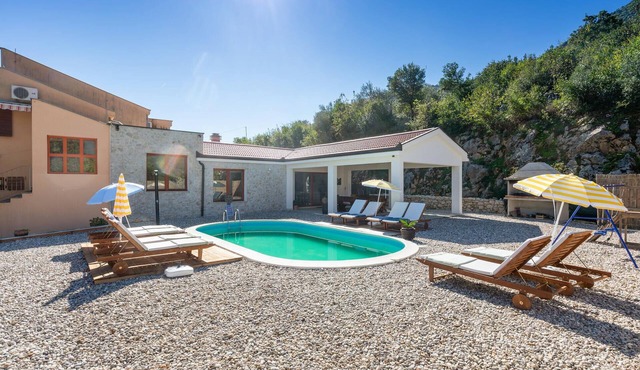 Beautiful home in Kula Norinska
