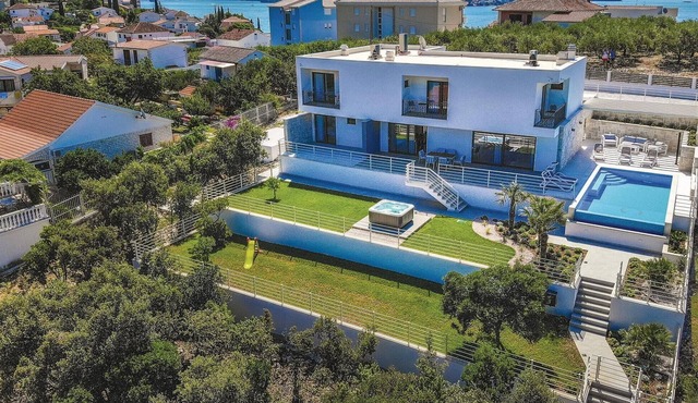 Beautiful home in Seget Vranjca