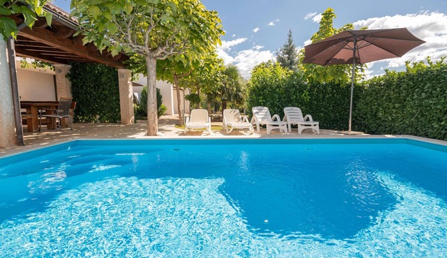 Beautiful home in Vinjani Donji