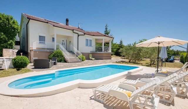 Beautiful home in Vinjani Donji