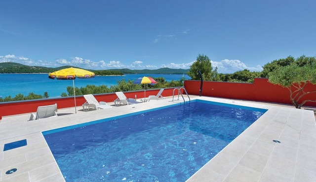 Beautiful home in Jezera