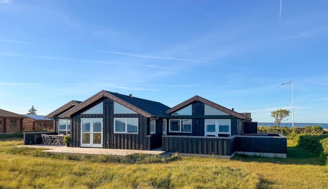 Beautiful home in Juelsminde with WiFi