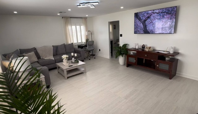 Beautiful home in Kenner, LA, 6 min to MSY Airport