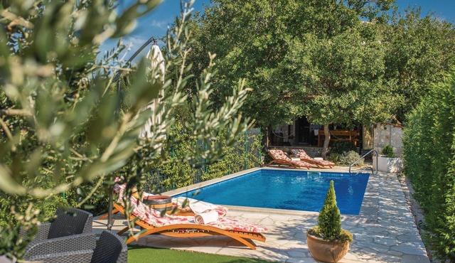 Beautiful home in Klek with private swimming pool, can be inside or outside