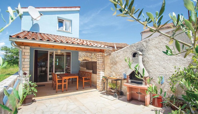 Beautiful home in Krnica with WiFi