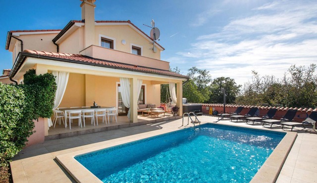 Beautiful home in Krvavici