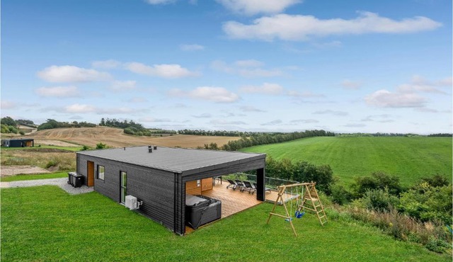 Beautiful Home In Løgstrup With Kitchen