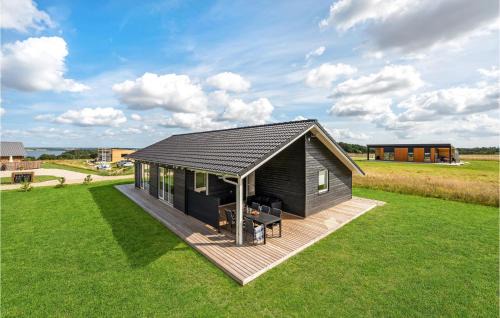 Beautiful Home In Løgstrup With Kitchen