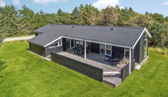 Beautiful home in Løkken with WiFi