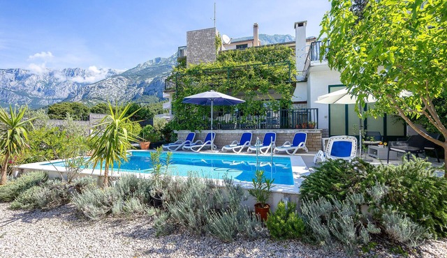 Beautiful home in Makarska with kitchen