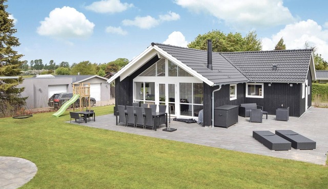 Beautiful home in Malling with WiFi