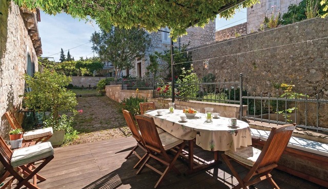 Beautiful home in Milna with kitchen
