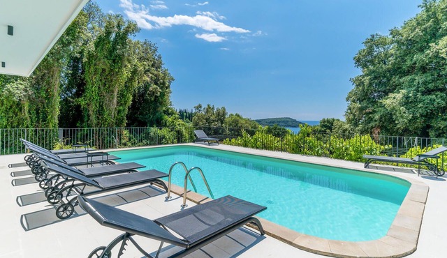 Beautiful home in Molunat with kitchen