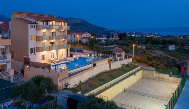 Beautiful home in Mravince with sauna