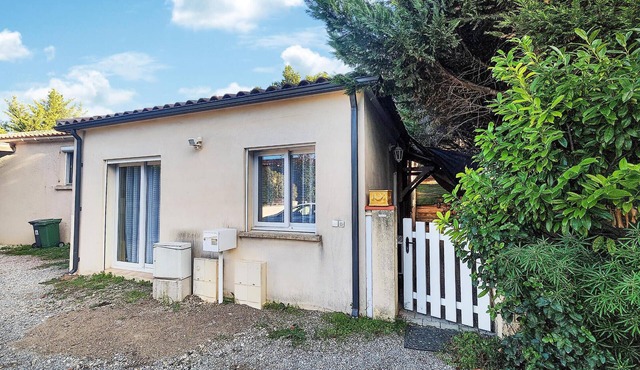 Beautiful home in Nébian with WiFi