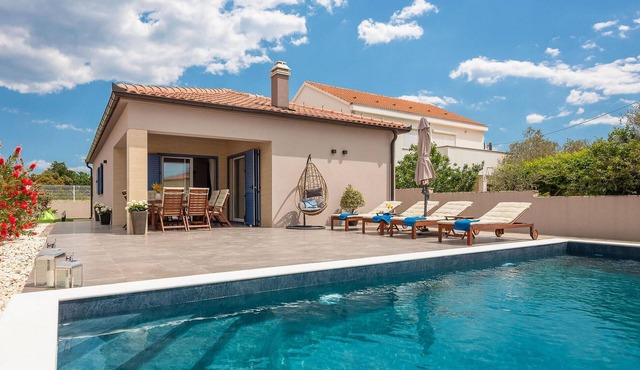 Beautiful home in Nin