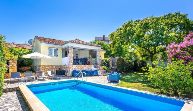 Beautiful home in Njivice
