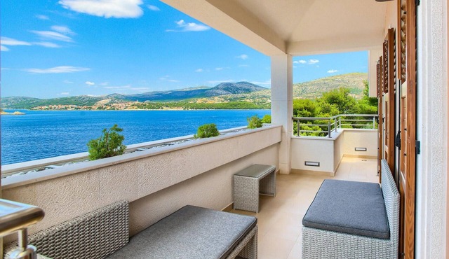 Beautiful home in Okrug Donji
