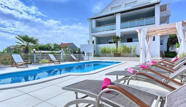 Beautiful home in Okrug Donji