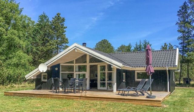 Beautiful home in Oksbøl with WiFi